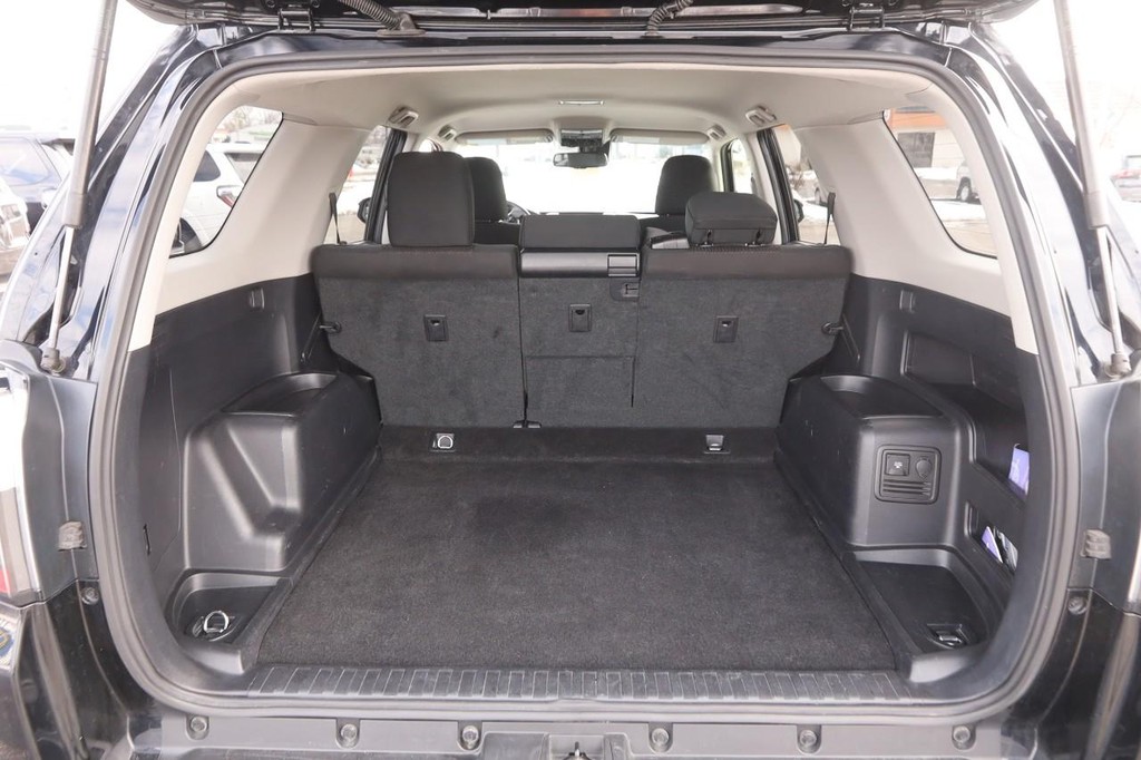 Toyota 4Runner Vehicle Full-screen Gallery Image 7