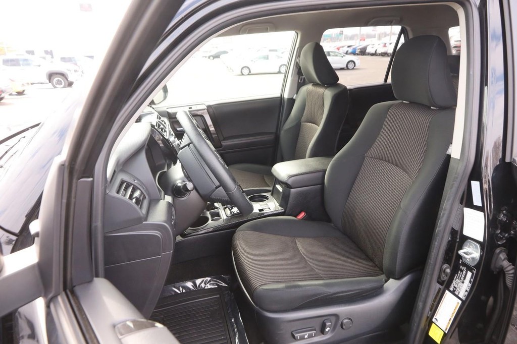 Toyota 4Runner Vehicle Full-screen Gallery Image 8