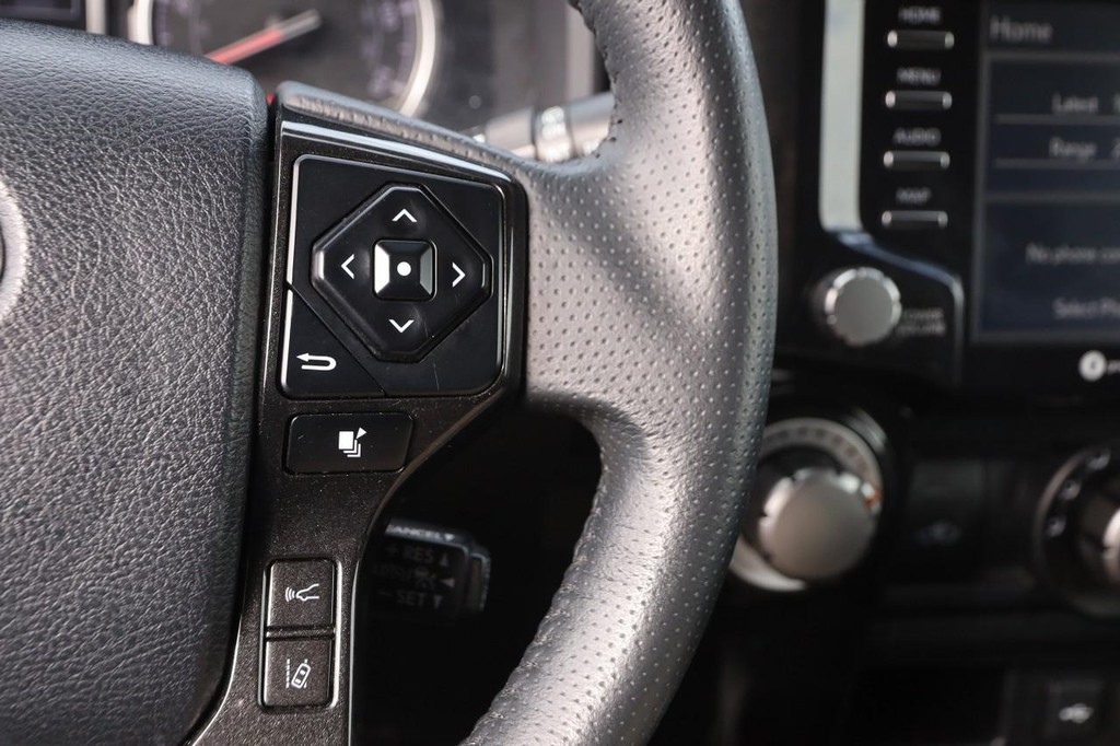 Toyota 4Runner Vehicle Full-screen Gallery Image 12