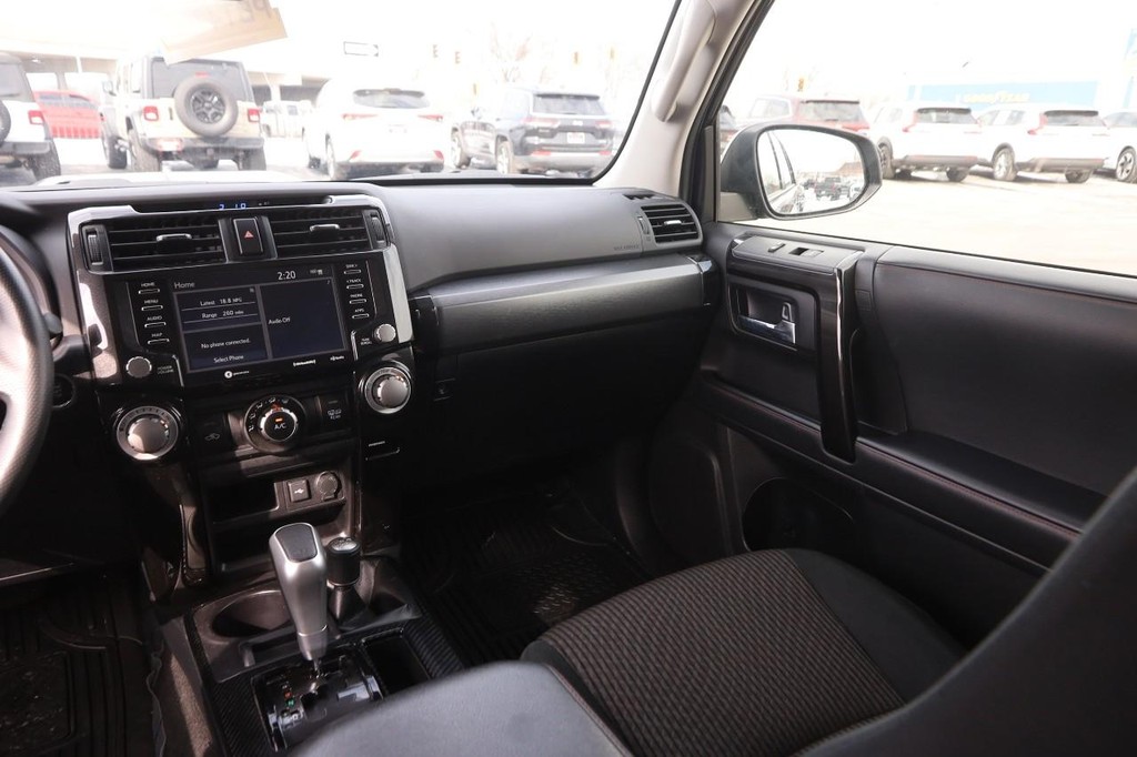 Toyota 4Runner Vehicle Full-screen Gallery Image 24