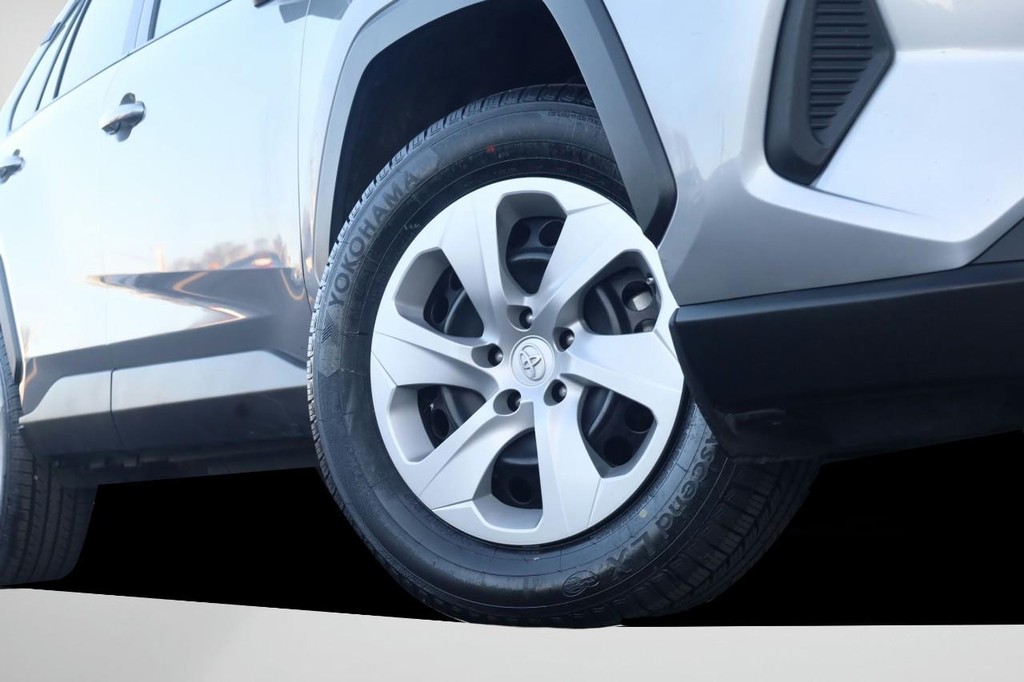 Toyota RAV4 Vehicle Full-screen Gallery Image 3