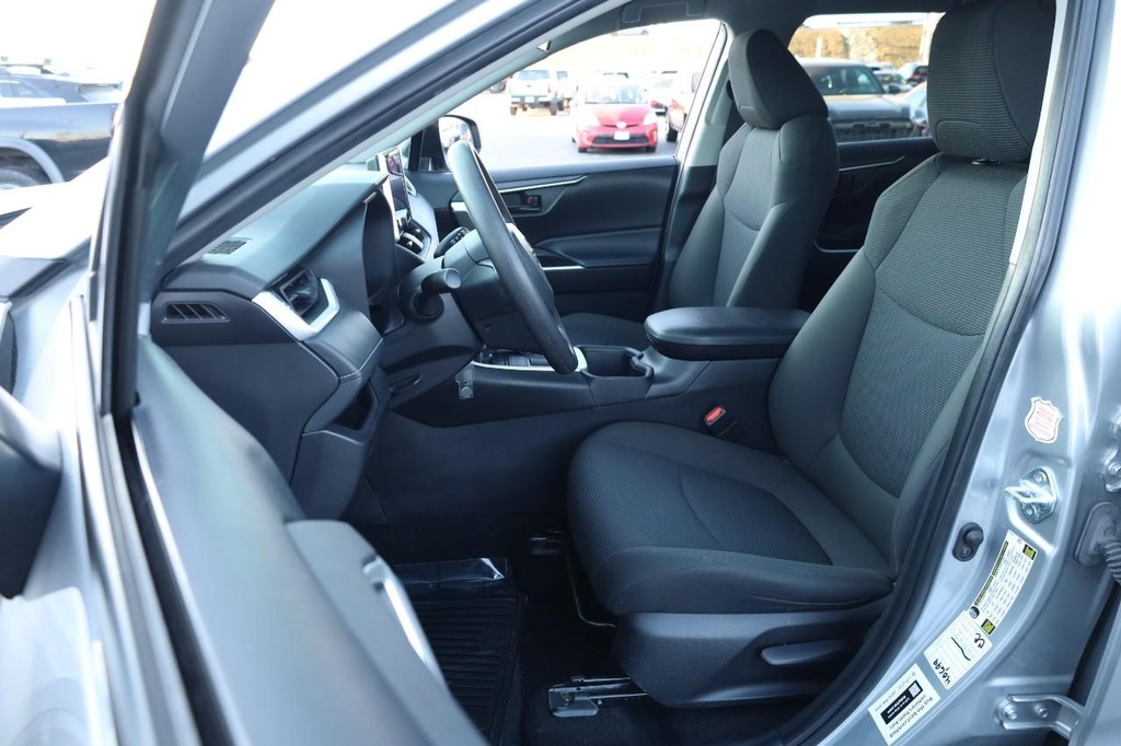 Toyota RAV4 Vehicle Full-screen Gallery Image 8