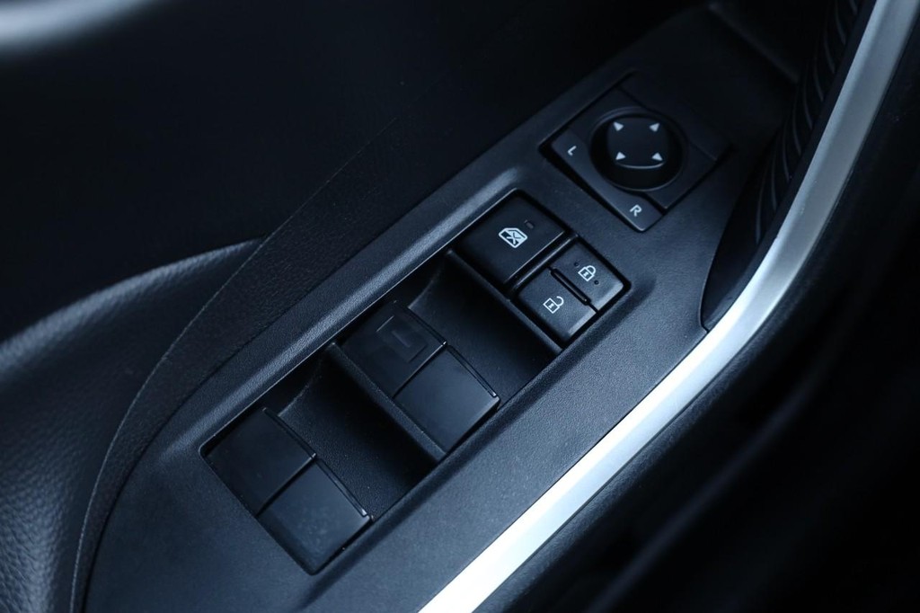 Toyota RAV4 Vehicle Full-screen Gallery Image 18