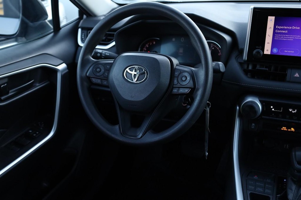 Toyota RAV4 Vehicle Full-screen Gallery Image 22