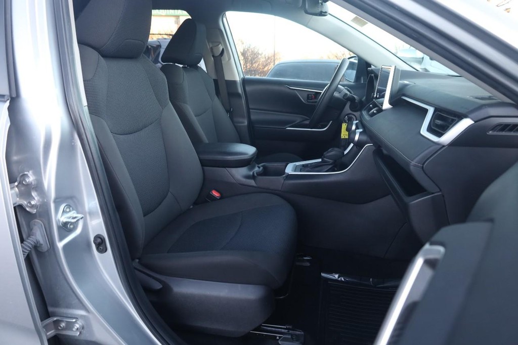 Toyota RAV4 Vehicle Full-screen Gallery Image 23