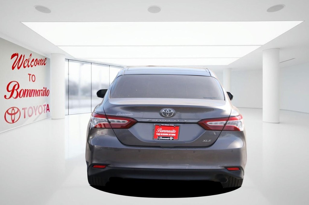 Toyota Camry Vehicle Full-screen Gallery Image 6