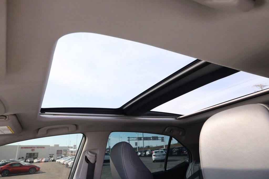 Toyota Camry Vehicle Full-screen Gallery Image 8