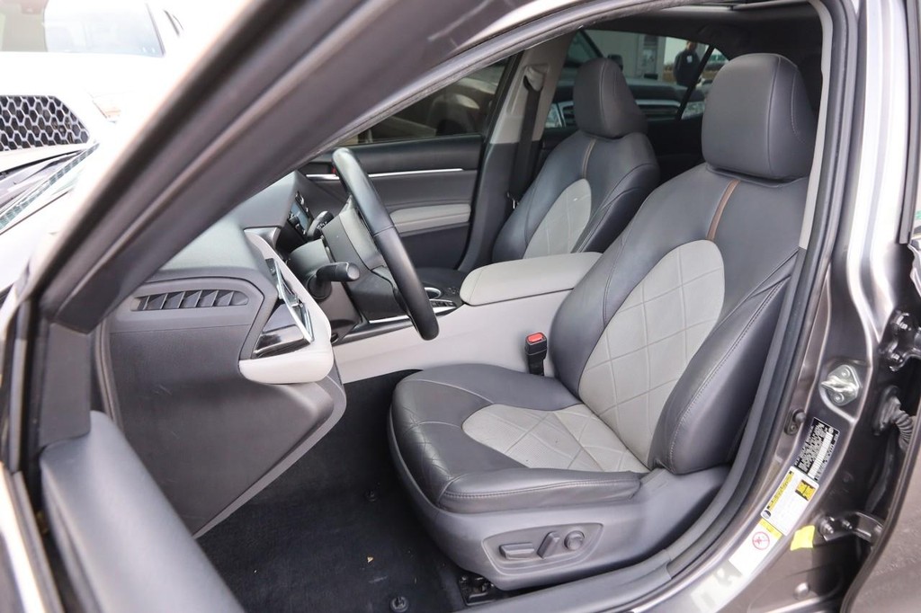 Toyota Camry Vehicle Full-screen Gallery Image 9