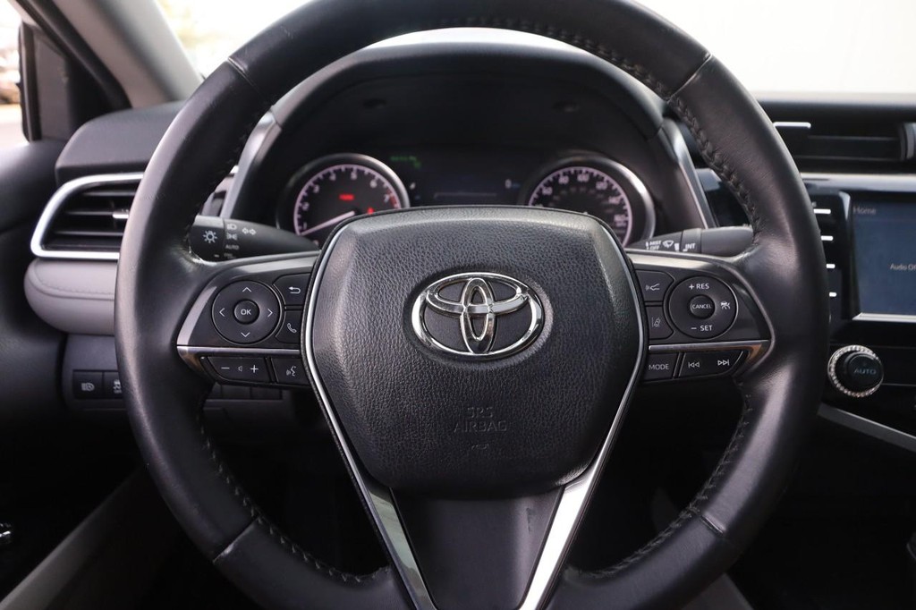 Toyota Camry Vehicle Full-screen Gallery Image 11