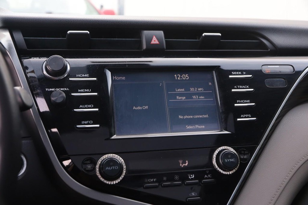 Toyota Camry Vehicle Full-screen Gallery Image 16