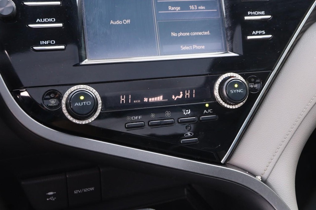 Toyota Camry Vehicle Full-screen Gallery Image 18