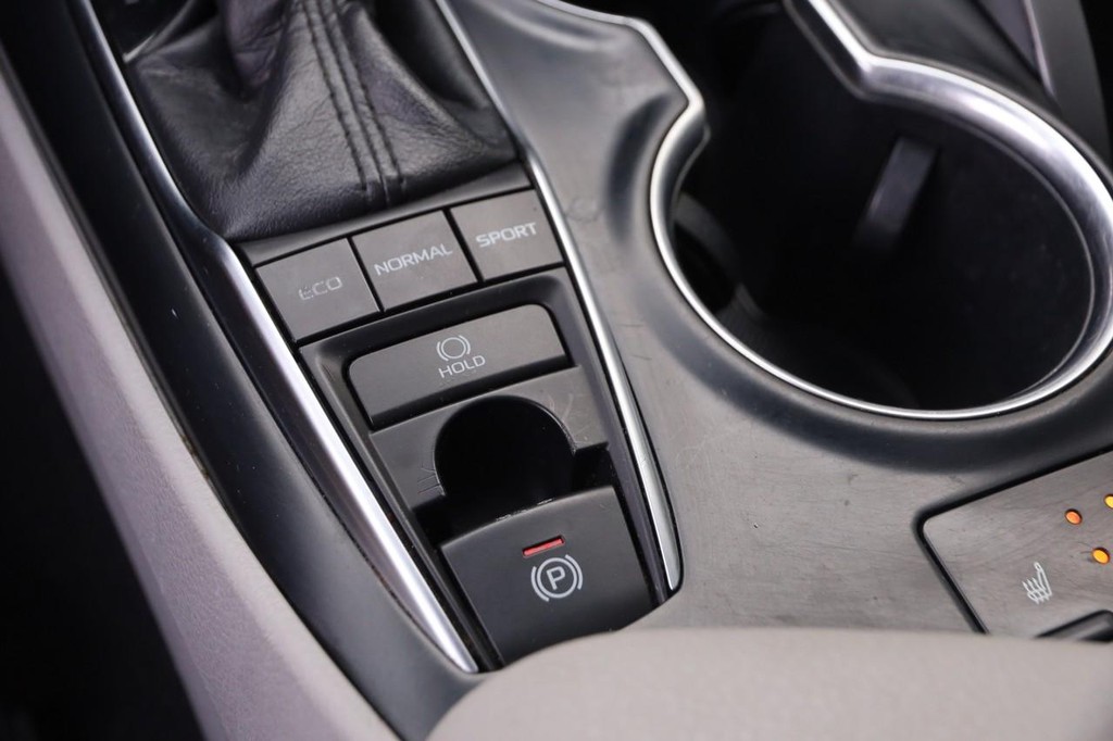 Toyota Camry Vehicle Full-screen Gallery Image 19