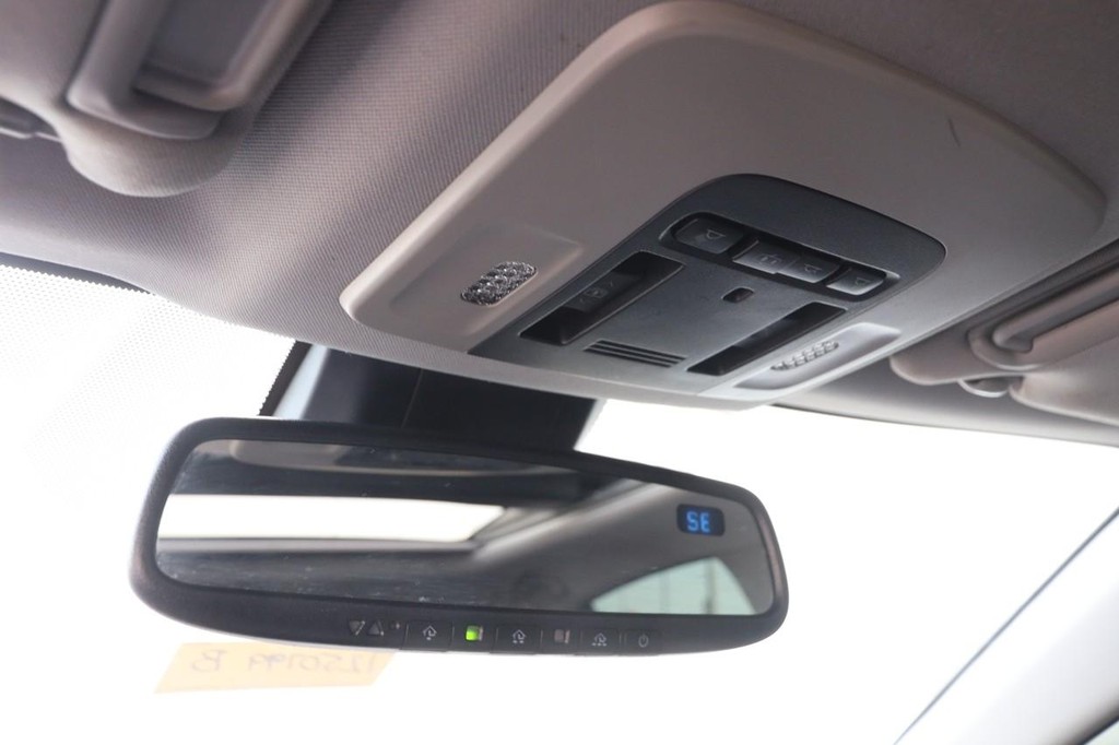 Toyota Camry Vehicle Full-screen Gallery Image 22