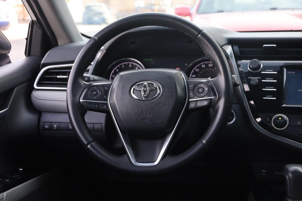 Toyota Camry Vehicle Full-screen Gallery Image 25