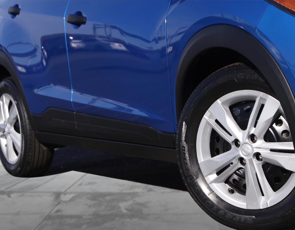 Nissan Kicks Vehicle Full-screen Gallery Image 3