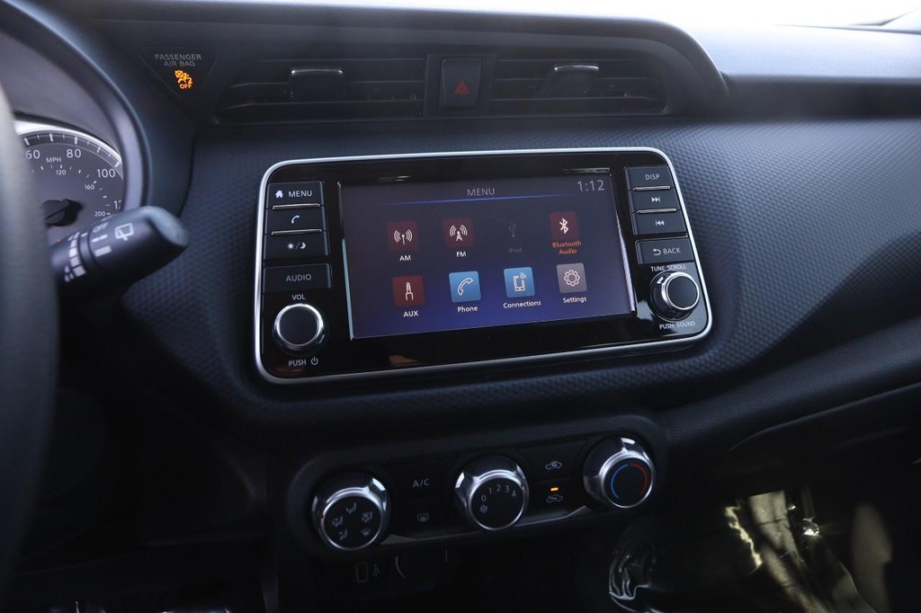 Nissan Kicks Vehicle Full-screen Gallery Image 14