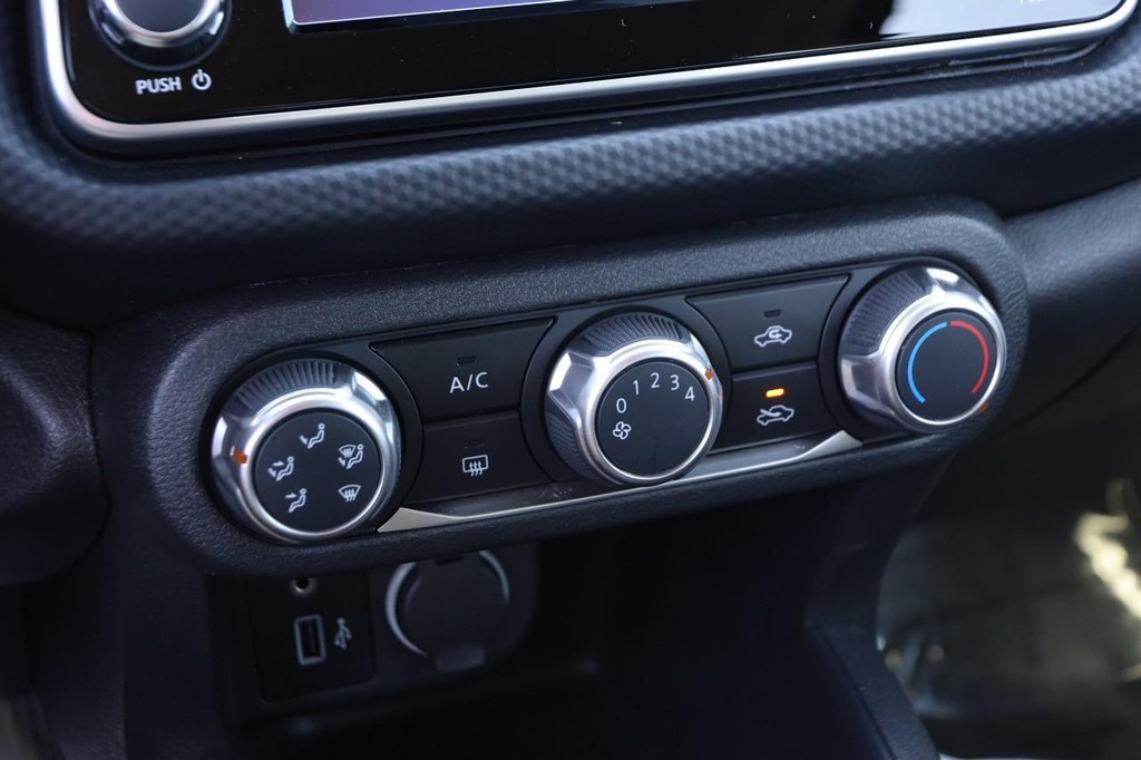 Nissan Kicks Vehicle Full-screen Gallery Image 16