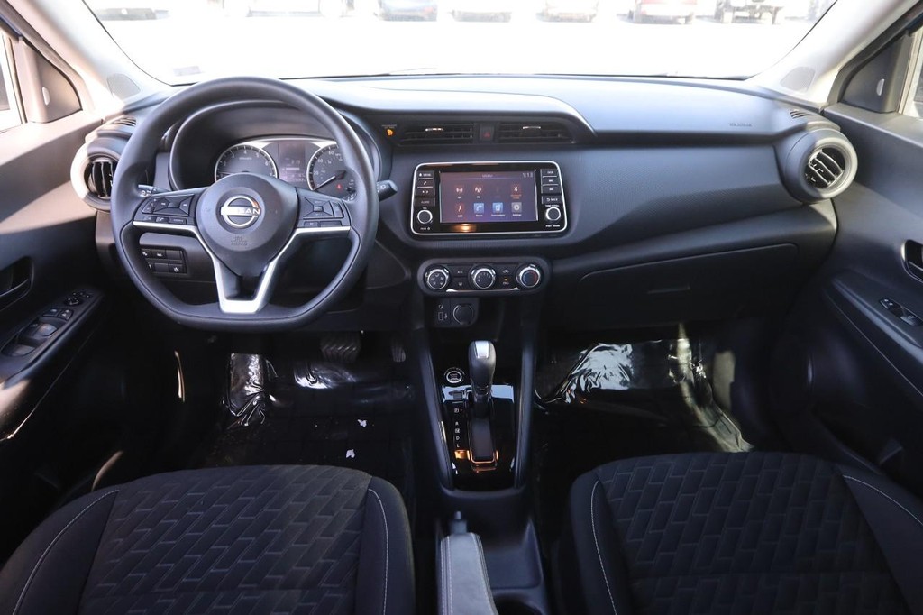 Nissan Kicks Vehicle Full-screen Gallery Image 18