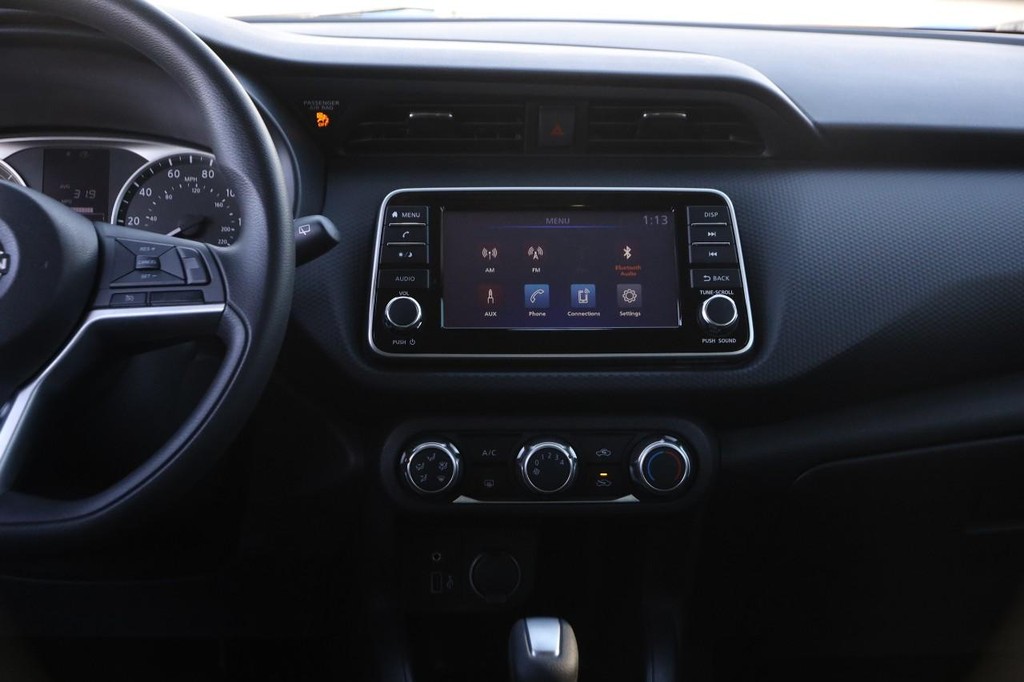 Nissan Kicks Vehicle Full-screen Gallery Image 21