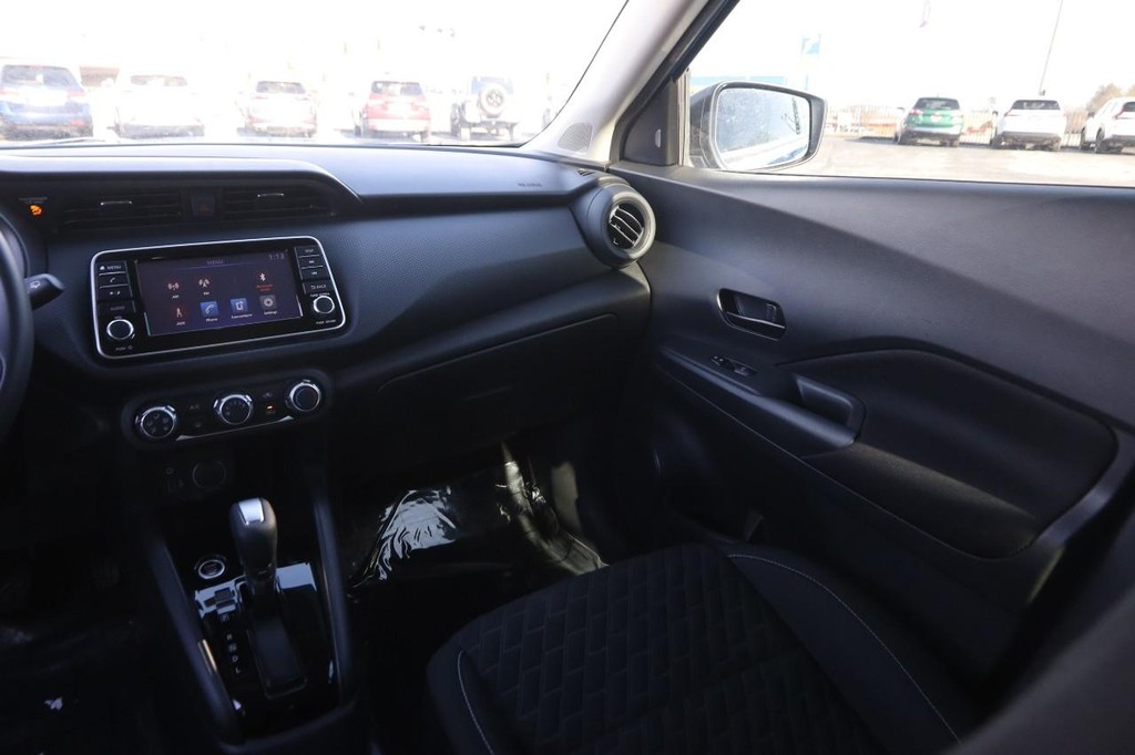 Nissan Kicks Vehicle Full-screen Gallery Image 22