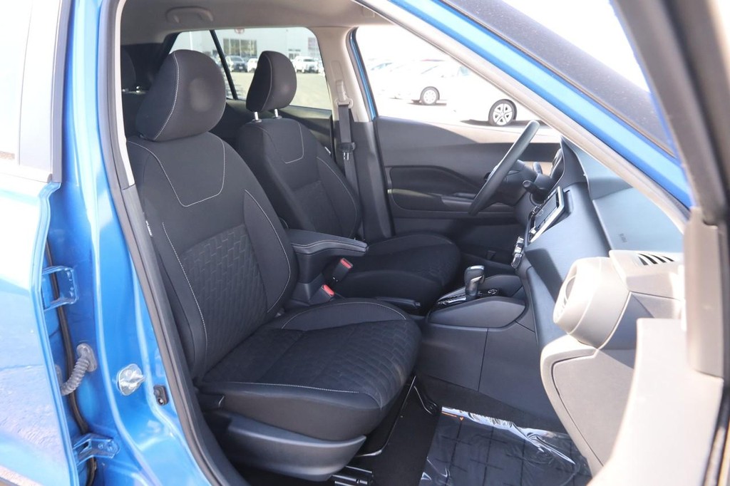 Nissan Kicks Vehicle Full-screen Gallery Image 23