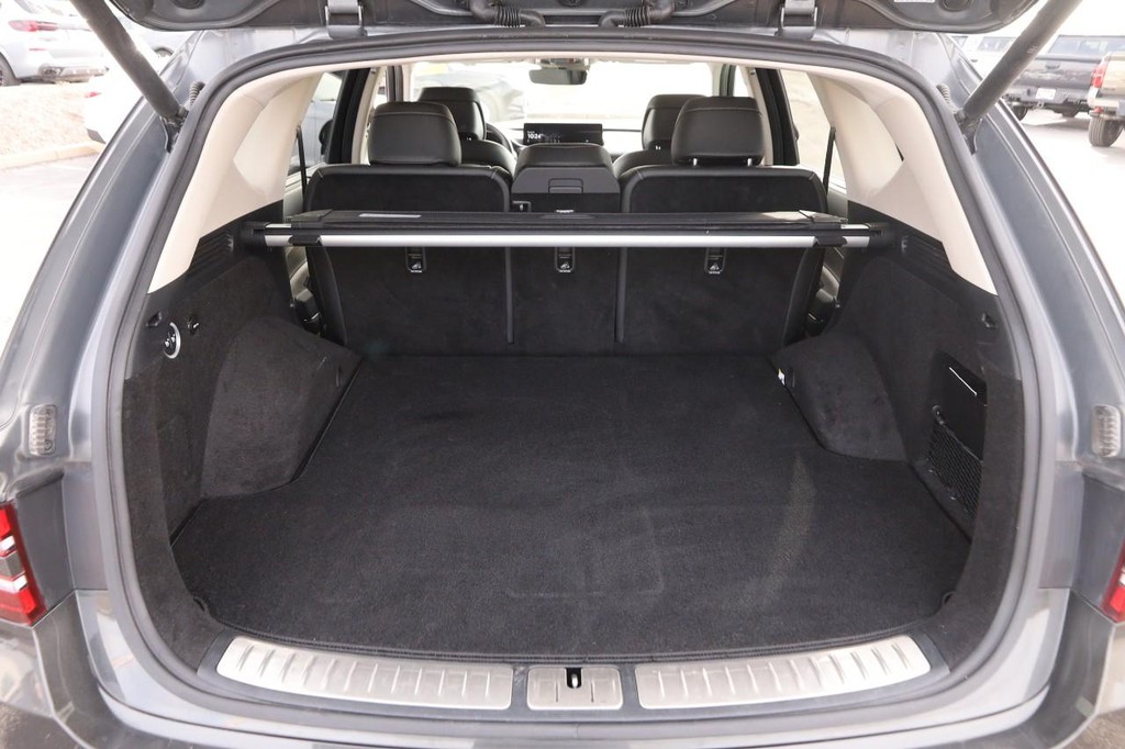 Genesis GV80 Vehicle Full-screen Gallery Image 7