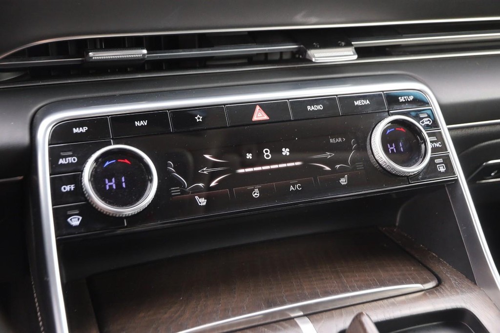 Genesis GV80 Vehicle Full-screen Gallery Image 19