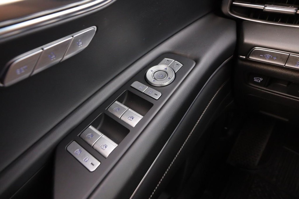 Genesis GV80 Vehicle Full-screen Gallery Image 22