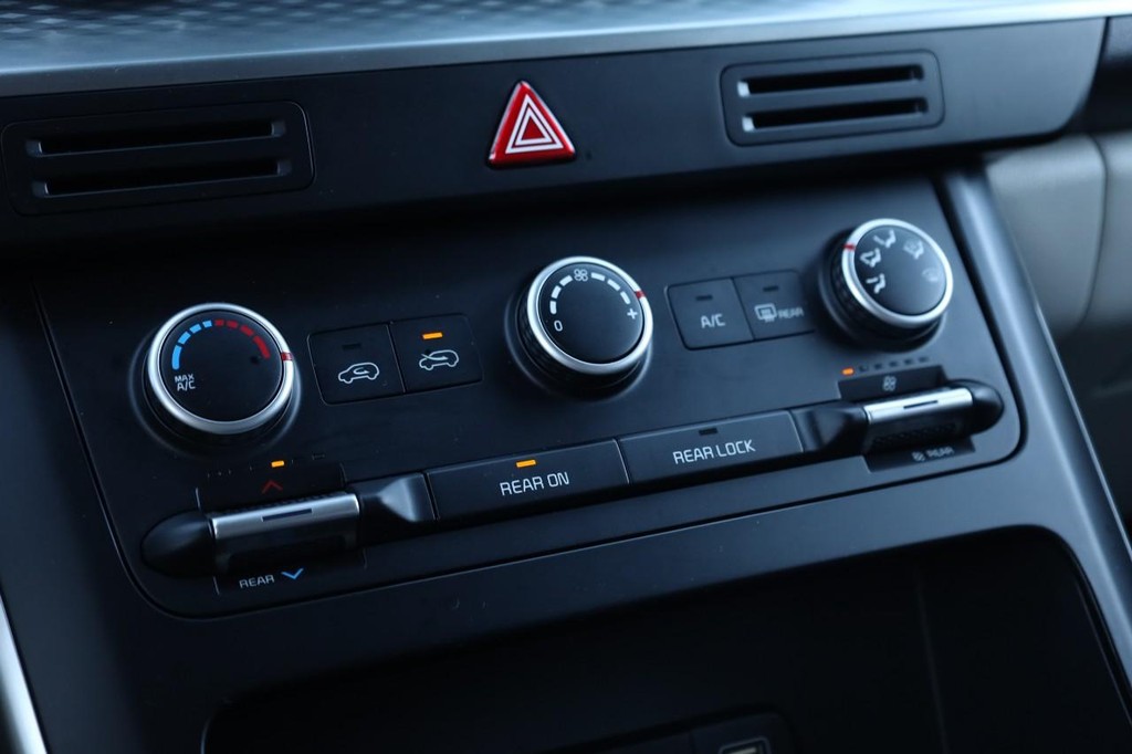 Kia Carnival Vehicle Full-screen Gallery Image 15