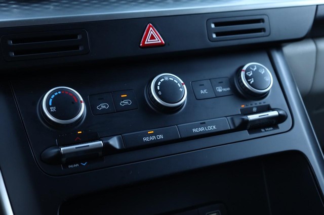 Kia Carnival Vehicle Image 15