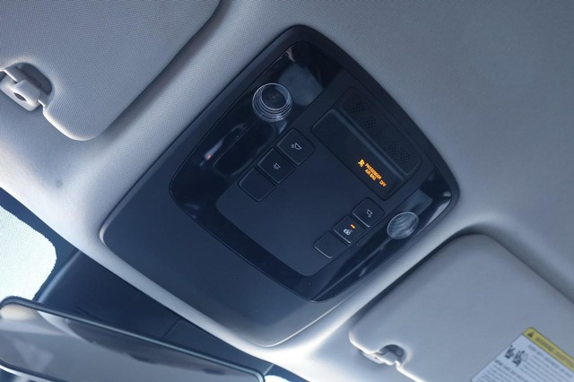 Kia Carnival Vehicle Image 18