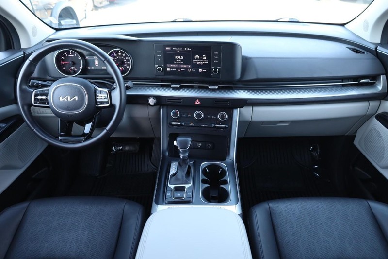 Kia Carnival Vehicle Image 24