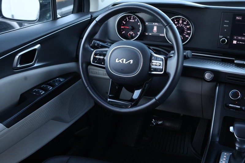 Kia Carnival Vehicle Image 25