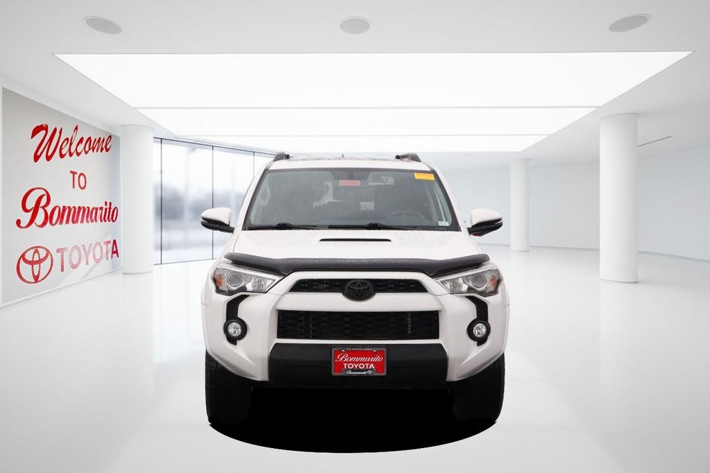 Toyota 4Runner Vehicle Full-screen Gallery Image 4