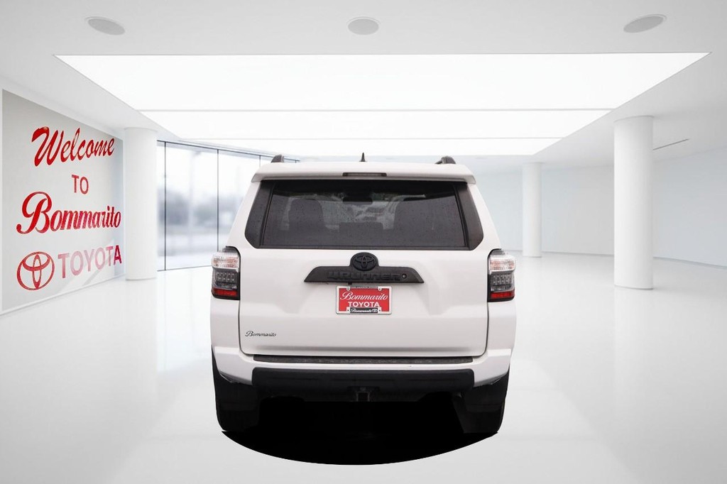 Toyota 4Runner Vehicle Full-screen Gallery Image 6