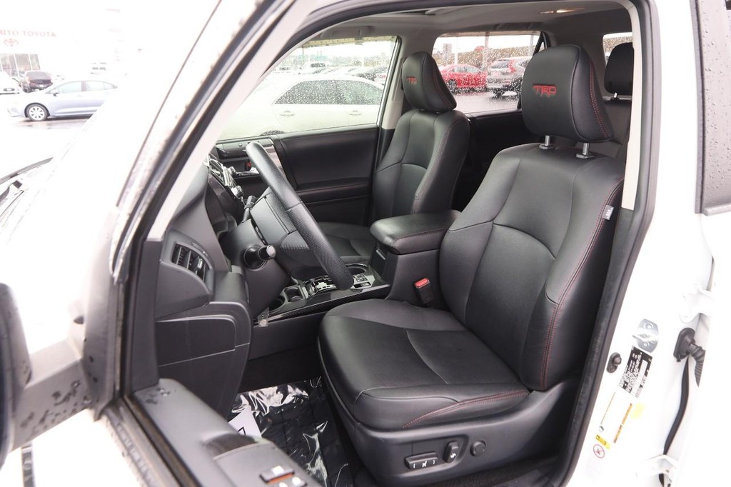 Toyota 4Runner Vehicle Full-screen Gallery Image 9