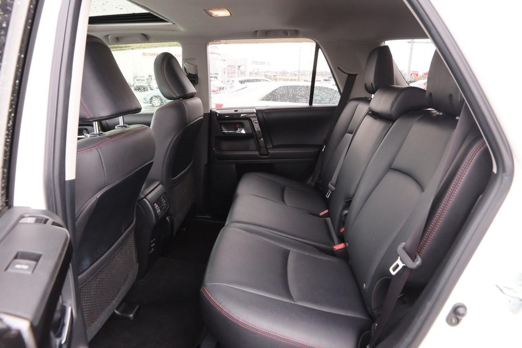 Toyota 4Runner Vehicle Full-screen Gallery Image 10