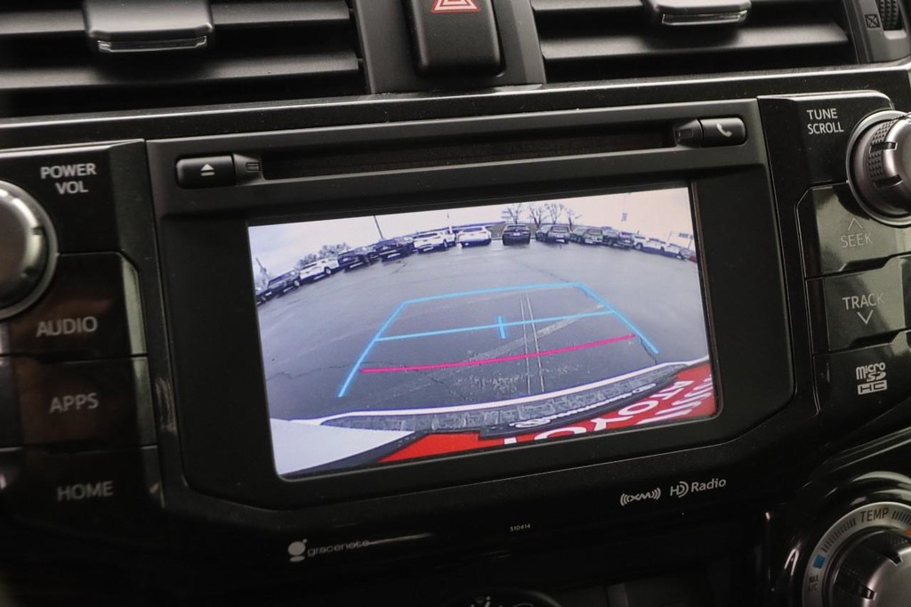 Toyota 4Runner Vehicle Full-screen Gallery Image 17