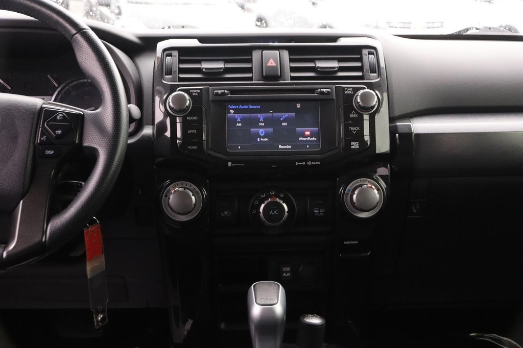 Toyota 4Runner Vehicle Full-screen Gallery Image 25