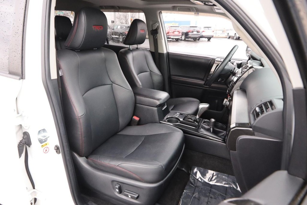 Toyota 4Runner Vehicle Full-screen Gallery Image 27