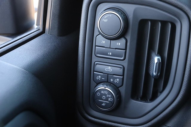 Chevrolet Silverado 2500HD Vehicle Image 16