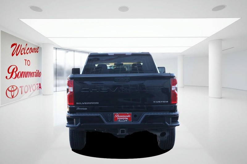 Chevrolet Silverado 2500HD Vehicle Full-screen Gallery Image 06