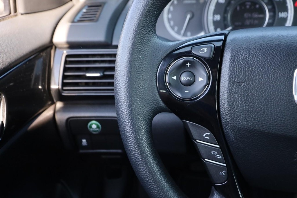 Honda Accord Sedan Vehicle Full-screen Gallery Image 11