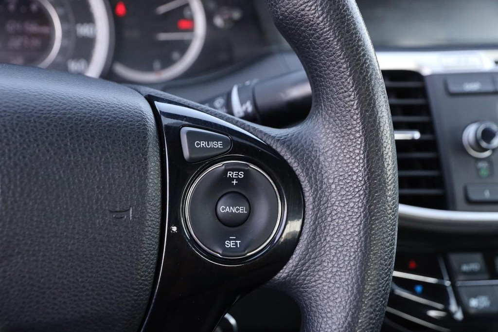 Honda Accord Sedan Vehicle Full-screen Gallery Image 12