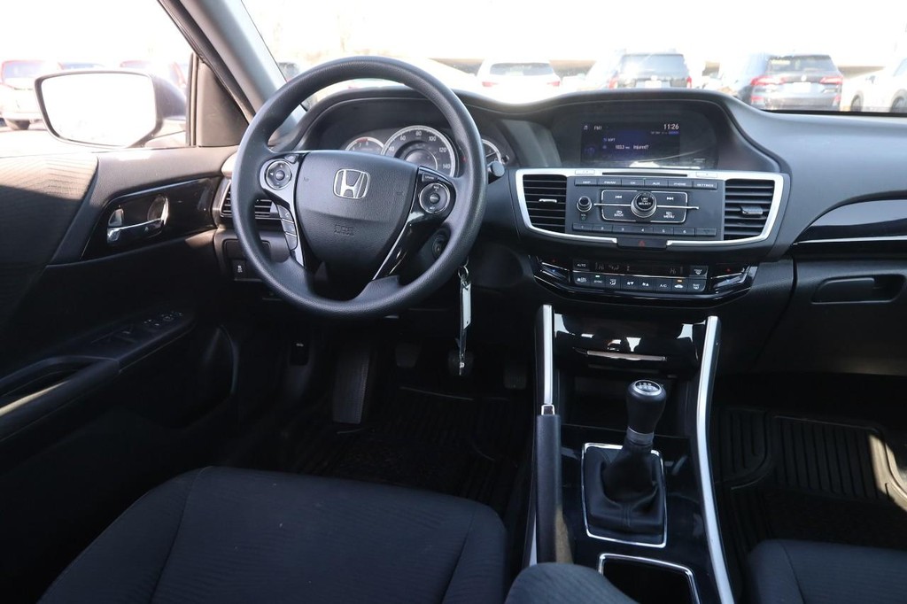 Honda Accord Sedan Vehicle Full-screen Gallery Image 18