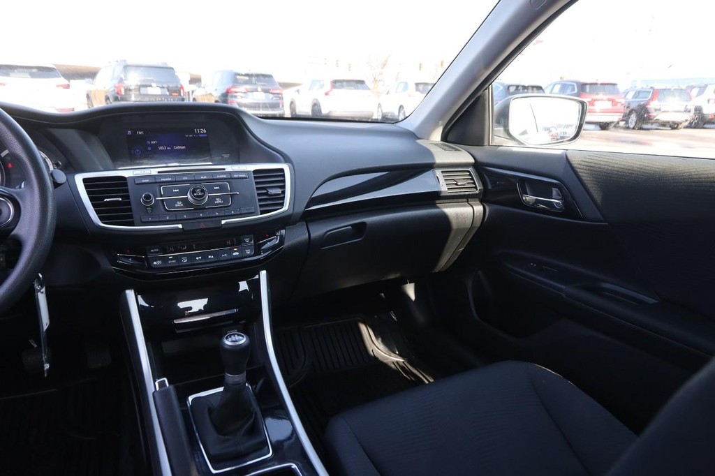 Honda Accord Sedan Vehicle Full-screen Gallery Image 21