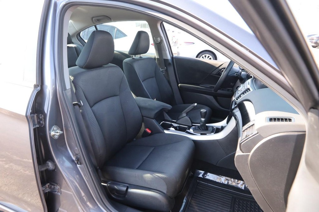 Honda Accord Sedan Vehicle Full-screen Gallery Image 22