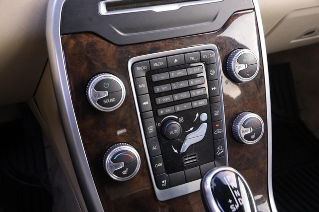 Volvo XC70 Vehicle Image 19