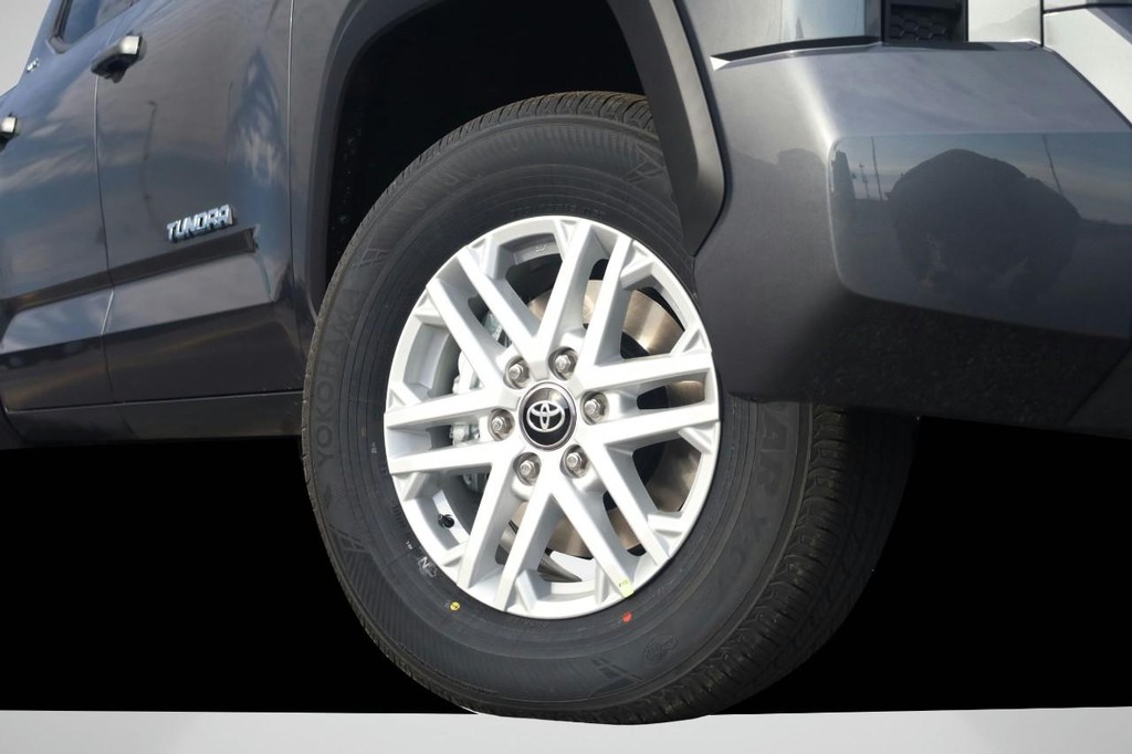 Toyota Tundra 4WD Vehicle Full-screen Gallery Image 3