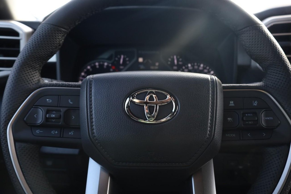 Toyota Tundra 4WD Vehicle Full-screen Gallery Image 9